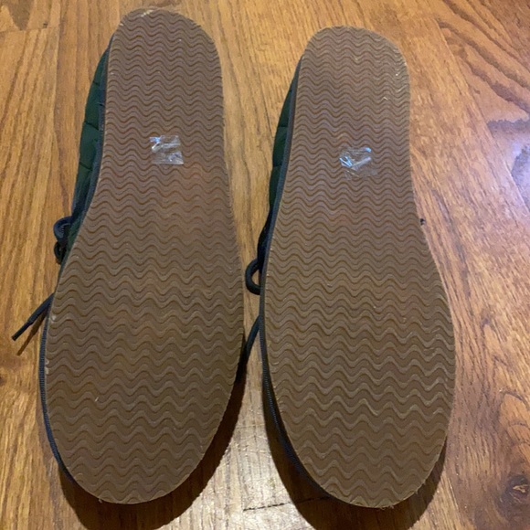 JCrew Men’s Slippers, Size 11, Green quilted outside, faux fur inside. - Picture 3 of 5